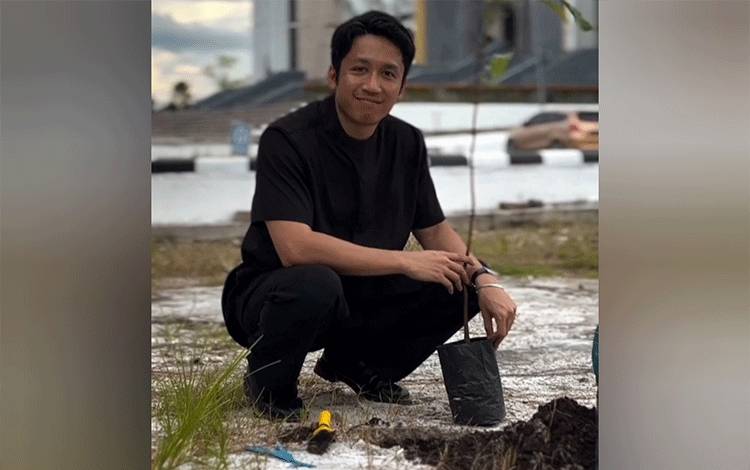 Anggota Komisi IV DPRD Kalteng Okki Maulana saat melakukan penanaman pohon di halaman Masjid Agung Kubah Kecubung Palangka Raya. (Foto : IST)