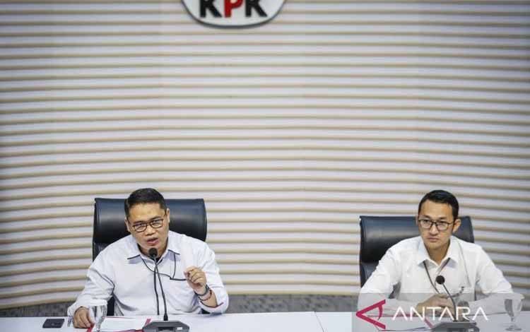 Plt Deputi Penindakan dan Eksekusi Komisi Pemberantasan Korupsi (KPK) Asep Guntur Rahayu (kiri) didampingi Juru Bicara KPK Budi Prasetyo (kanan) menyampaikan keterangan saat konferensi pers soal operasi tangkap tangan (OTT) kasus dugaan suap terkait pemeriksaan pajak, di Gedung Merah Putih KPK, Jakarta, Minggu (11/1/2026). KPK menetapkan lima orang sebagai tersangka yakni Kepala KPP Madya Jakarta Utara Dwi Budi, Kepala Seksi Pengawas dan Konsultasi KPP Madya Jakarta Utara Agus Syaifudin, Tim Pen