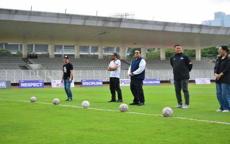 Deputi 3 Peningkatan Prestasi Kemenpora Surono (tengah), Exco PSSI Bidang Sepak Bola Usia Muda Arya Sinulingga (kedua kiri), Direktur Liga TopSkor Yusuf Kurniawan (kiri), dan Asisten Pelatih Timnas U-20 Indonesia Tommy Harianto (kedua kanan) menghadiri acara pembukaan Liga Topskor Greater Jakarta 2026 di Stadion Madya Senayan, Jakarta, Minggu (11/1/2026). (ANTARA/Dokumen Liga TopSkor)