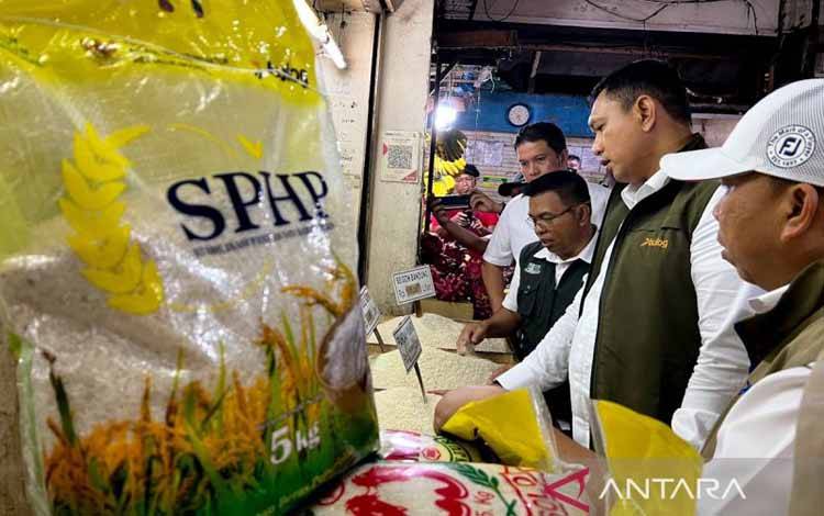Direktur Utama Perum Bulog Ahmad Rizal Ramdhani (kedua kanan) meninjau harga beras di Pasar Rawamangun, Jakarta, Rabu (24/12/2025). ANTARA/Harianto