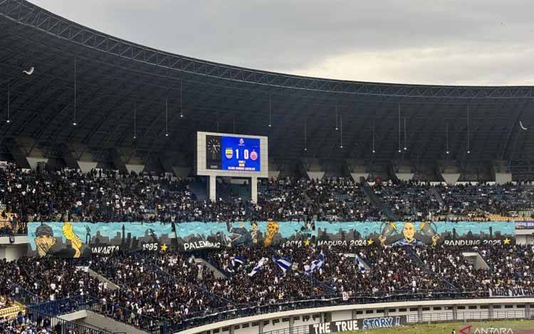 Situasi usai pertandingan Persib Bandung melawan Persija Jakarta di Stadion Gelora Bandung Lautan Api (GBLA), Bandung, Jawa Barat, Minggu (11/1/2025). (ANTARA/Rubby Jovan)
