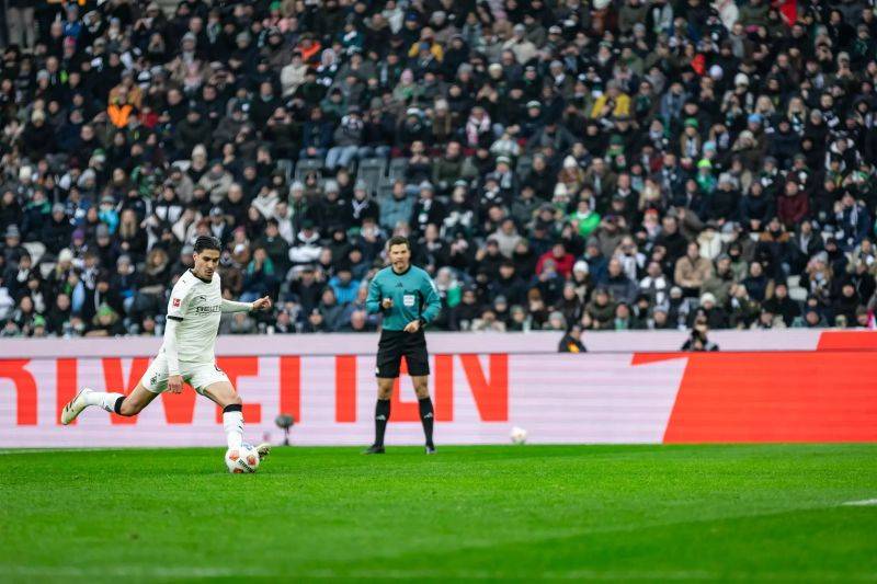 Bek Monchengladbach Kevin Diks mengeksekusi tendangan penalti pada pertandingan Liga Jerman menghadapi Augsburg di Stadion Borussia-Park, Monchengladbach, Minggu (11/1/2026) waktu setempat. (borussia.com)