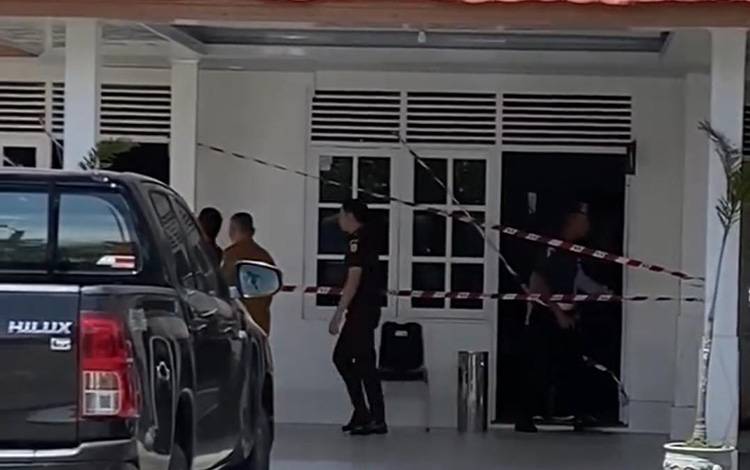 Tangkapan layar Kantor KPU Kotim saat disegel Kejati Kalteng (Foto: MARINI)