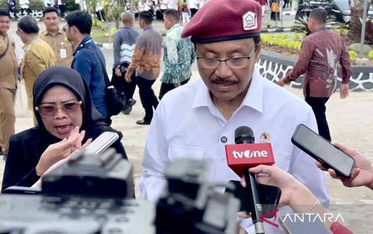 Mensos RI Saifullah Yusuf memberikan keterangan setelah mendampingi Presiden Prabowo Subianto meresmikan operasional 166 Sekolah Rakyat yang terpusat di Banjarbaru, Kalimantan Selatan, Senin (12/1/2026). ANTARA/Tumpal Andani Aritonang
