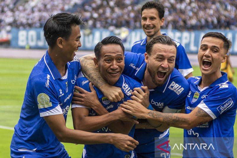 Pesepak bola Persib Bandung Beckham Putra Nugraha (kedua kiri) bersama rekan satu tim melakukan selebrasi usai mencetak gol ke gawang Persija Jakarta saat pertandingan lanjutan BRI Super League di Stadion Gelora Bandung Lautan Api (GBLA), Bandung, Jawa Barat, Minggu (11/1/2026). Persib Bandung berhasil mengalahkan Persija Jakarta dengan skor akhir 1-0. ANTARA FOTO/Abdan Syakura/foc/pri. (ANTARA FOTO/ABDAN SYAKURA)