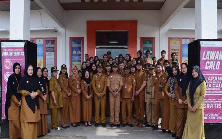 Kepala DPMPTSP Kabupaten Seruyan Agung Setiawan dan jajaran foto bersama usai penandatanganan pakta integritas (Foto : Ist)
