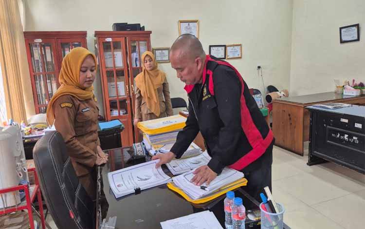 Aktivitas penggeledahan terhadap Kantor BKAD Kabupaten Kotim terkait dugaan korupsi dana hibah yang diberikan kepada KPU Kotim