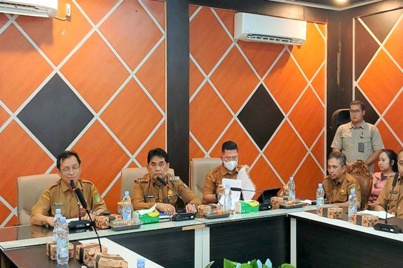 Bupati Barito Utara Shalahuddin (tengah) didampingi Asisten Administrasi Umum Setda setempat Yaser Arapat (Kiri) dan Kadis Perkimtan Junadi (kanan) memimpin sosialisasi pengadaan tanah bagi bagi pembangunan pelebaran jalan dalam Kota Muara Teweh, Senin (12/1/2026). ANTARA/Dokumen Pribadi