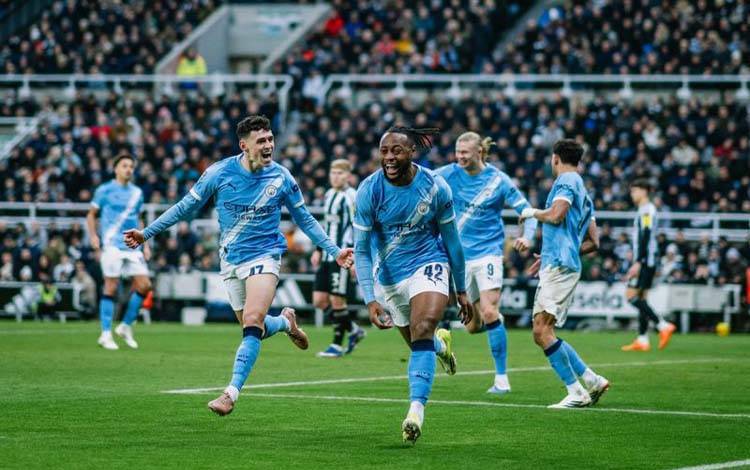 Selebrasi Antoine Semenyo setelah mencetak gol pembuka untuk Manchester City dalam pertandingan semifinal leg pertama Piala Liga Inggris di St James Park pada Rabu (14/1/2026). ManCity.com