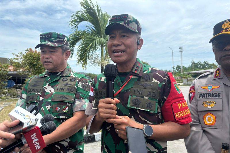 Komandan Satgas Pengamanan VVIP, sekaligus Pangdam XVII Cenderawasih Mayjen TNI Amrin Ibrahim memberikan keterangan di Bandara Frans Kaisiepo, Biak Numfor, Papua, Rabu (14/1/2026). (ANTARA/Dokumentasi Pribadi)