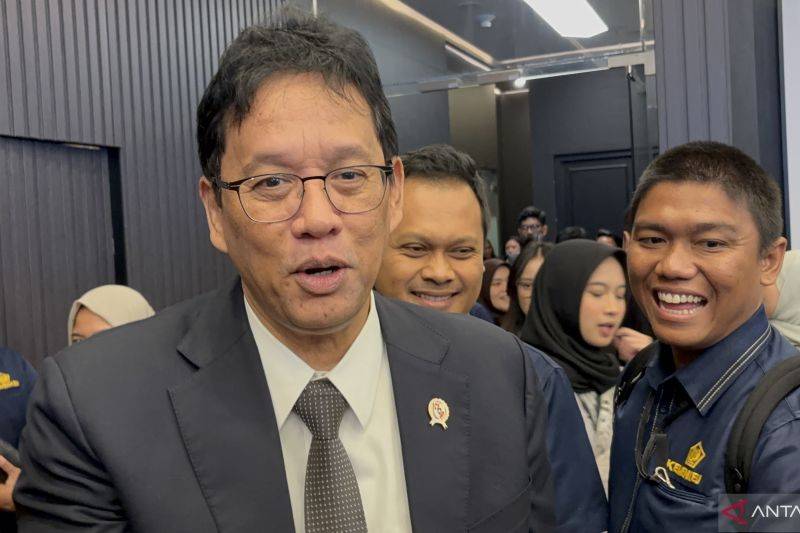 Menteri Keuangan Purbaya Yudhi Sadewa menjawab pertanyaan wartawan dalam wawancara cegat di Jakarta, Rabu (14/1/2026). (ANTARA/Imamatul Silfia)