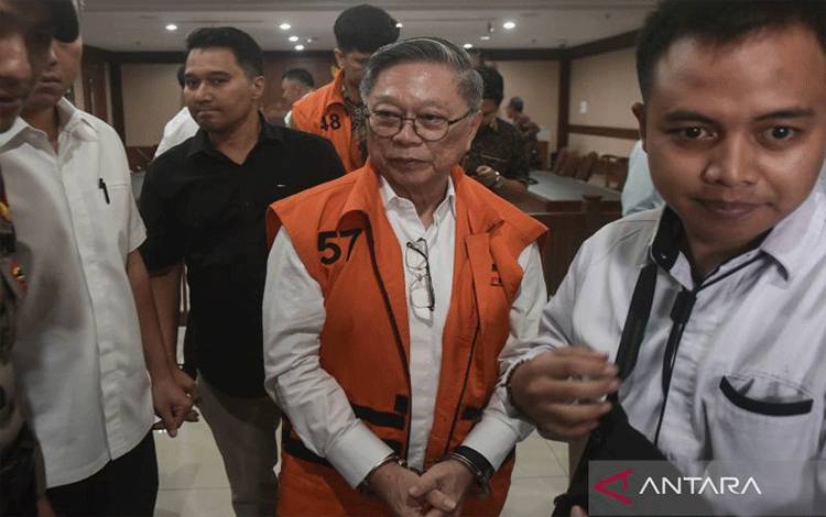 Terdakwa kasus dugaan suap izin pemanfaatan kawasan hutan Djunaidi Nur (tengah) berjalan keluar ruangan usai sidang di Pengadilan Tipikor, Jakarta Pusat, Senin (5/1/2026). Sidang mantan Direktur PT Paramitra Mulia Langgeng (PT PML), Djunaidi Nur beragendakan pembacaan nota pembelaan (pledoi) terkait kasus dugaan suap pada kerja sama pengelolaan kawasan hutan di lingkungan PT Eksploitasi dan Industri Hutan (Inhutani) V di Provinsi Lampung periode 2024-2025. ANTARA FOTO/Fakhri Hermansyah/nz (ANTAR