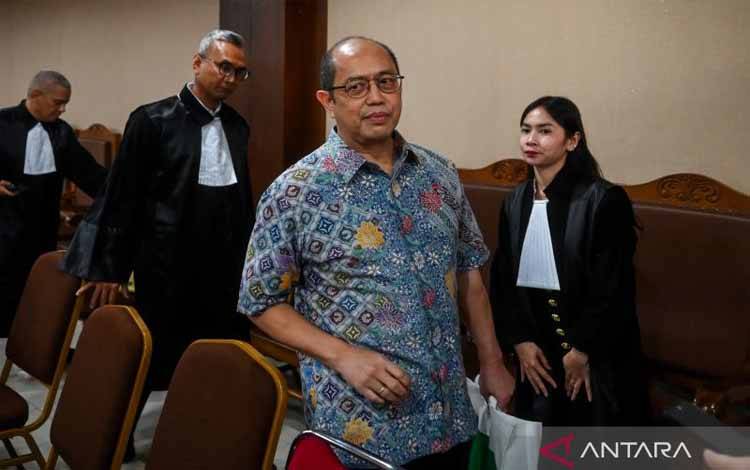 Terdakwa kasus dugaan korupsi PT Asuransi Jiwasraya Isa Rachmatarwata (kedua kanan) berjalan keluar usai menjalani sidang putusan di Pengadilan Tipikor, Jakarta, Rabu (7/1/2026). ANTARA FOTO/Rivan Awal Lingga/nym.
