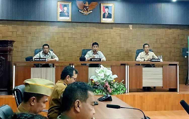 Bupati Barito Utara, Shalahuddin didampingi Wabup Felix Sonadie Y Tingan, dan Sekda Muhlis memimpin rapat koordinasi terkait kelangkaan Bahan Bakar Minyak (BBM) dan Gas Elpiji 3 Kg . (foto: Dhani)