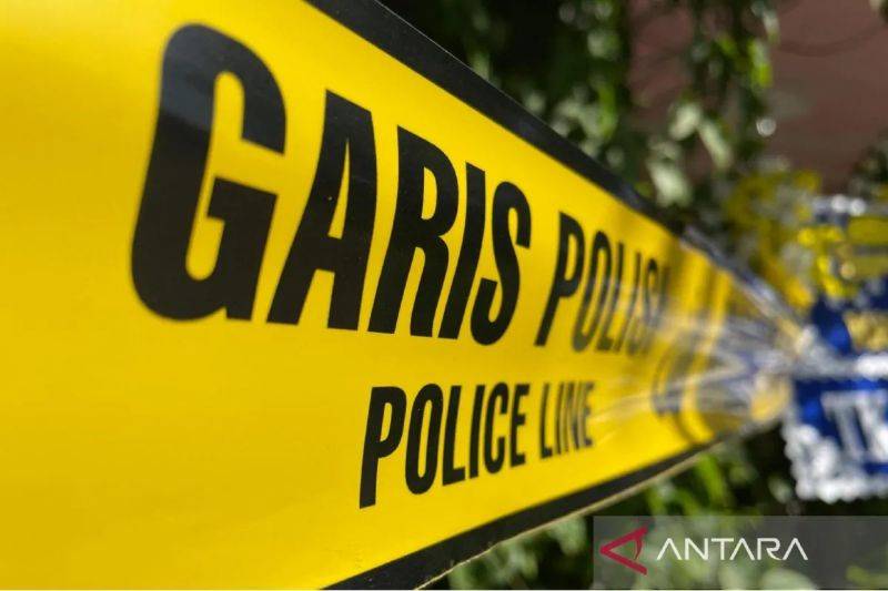 Ilustrasi - Garis polisi terpasang di sekitar lokasi penemuan lima jenazah dalam satu liang di Kelurahan Paoman, Indramayu, Jawa Barat, Kamis (4/9/2025). ANTARA/Fathnur Rohman