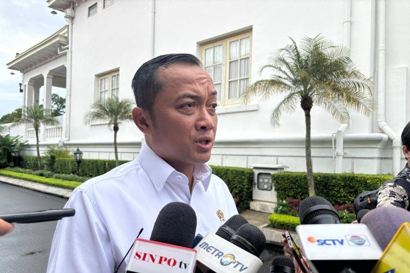 Menteri Sekretaris Negara Prasetyo Hadi menyampaikan keterangan seputar pertemuan Presiden RI Prabowo Subianto dengan ribuan rektor dari perguruan tinggi negeri dan swasta di Istana Negara, Jakarta, Kamis (15/1/2026). ANTARA/Genta Tenri Mawangi