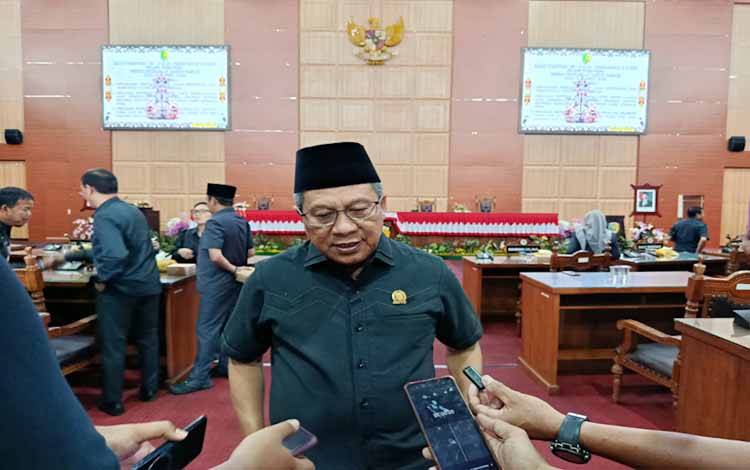 Ketua DPRD Palangka Raya, Subandi saat diwawancara awak media (foto:MARINI)