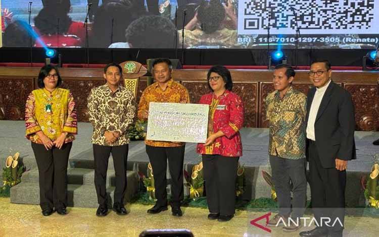 Menhut Raja Juli Antoni (kedua kiri) dalam penyerahan simbolis dana bantuan yang dikumpulkan saat Refleksi Natal dan Solidaritas Rimbawan bersama Keluarga Besar Kristiani Kemenhut dan Mitra di Jakarta, Kamis (15/1/2026). ANTARA/Prisca Triferna