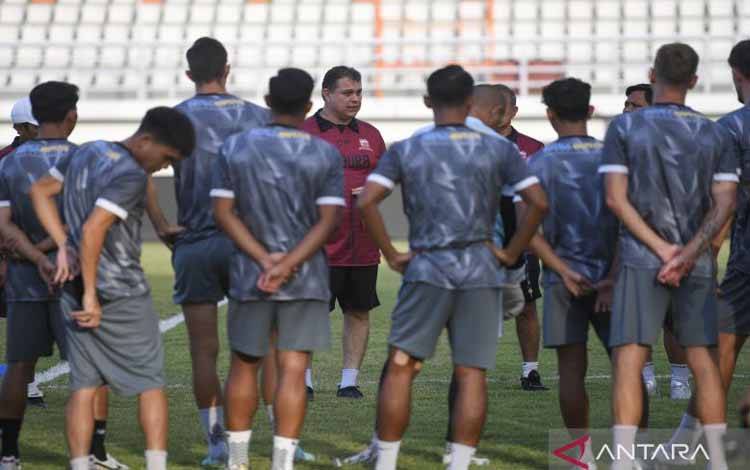 Pelatih Madura United FC Carlos Parreira (tengah) berbincang dengan pemainnya saat latihan resmi di Stadion Segiri Samarinda, Kalimantan Timur, Jumat (21/11/2025). ANTARA FOTO/M Risyal Hidayat/nz (ANTARA FOTO/M RISYAL HIDAYAT)