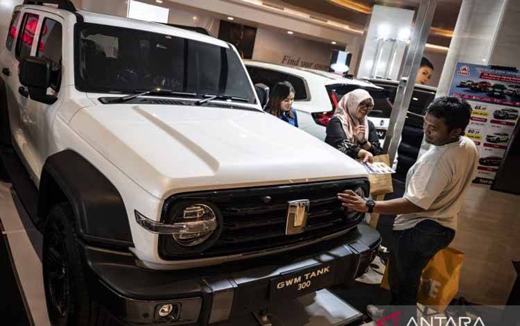 Pengunjung melihat mobil listrik dalam pameran otomotif di DP Mall, Semarang, Jawa Tengah, Kamis (15/1/2026). (ANTARA FOTO/Aprillio Akbar)
