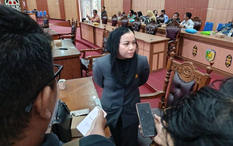 Anggota DPRD Palangka Raya, Rana Muthia Oktari saat diwawancara awak media (Foto: MARINI)
