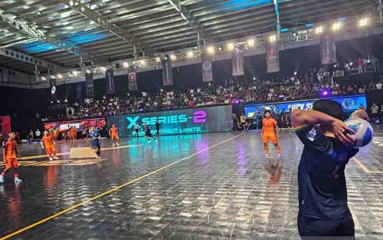 Suasana pertandingan sepak bola hiburan 5x5 X-series 2 antara Nova Titans melawan Fury Squad yang berlangsung di GOR Universitas Negeri Jakarta (UNJ), Sabtu (17/1/2026). (ANTARA/RAUF ADIPATI)