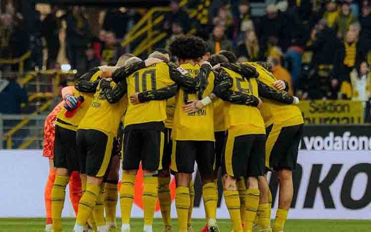 Para pemain Borussia Dortmund berselebrasi setelah tercipta gol ke gawang St Pauli pada pertandingan Liga Jerman 2025/2026 pekan ke-18 di Signal Iduna Park, Dortmund, Sabtu. Dortmund menang 3-2 atas St Pauli. (X/BVB)