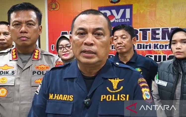 Kepala Biddokkes Polda Sulsel Kombes Pol Muhammad Haris (tengah), Kabid Humas Polda Sulsel Kombes Pol Didik Supranoto (kiri) beserta tim DVI menjawab pertanyaan wartawan di Biddokes Polda Sulsel, Jalan Kumala Makassar, Sulawesi Selatan. ANTARA/Darwin Fatir.