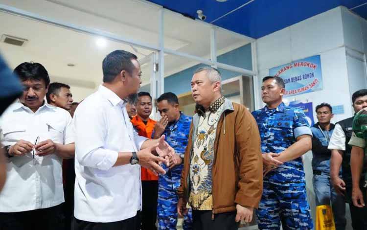 Menhub Dudy Purwagandhi Gubernur Sulsel Andi Sudirman Sulaiman mengikuti rapat evaluasi dan koordinasi proses evakuasi korban pesawat jatuh di Kantor Basarnas Makassar.ANTARA/HO-Humas Pemprov Sulsel (.)
