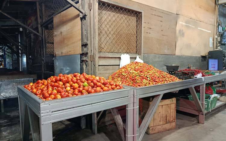 Ketersediaan cabai dan tomat di salah satu pasar di Kota Palangka Raya. (Foto: MARINI)