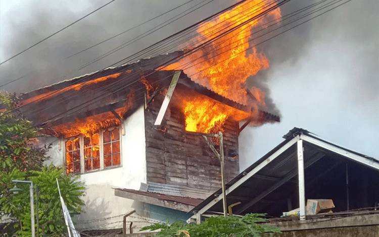 Situasi TKP saat insiden kebakaran pertama kali dilaporkan di Jalan Dahlia, Kelurahan Landasan Ulin Tengah, Kecamatan Liang Anggang, Kota Banjarbaru, Kalimantan Selatan, pada Senin sore, 19 Januari 2026. (FOTO: Rescue Bjm)