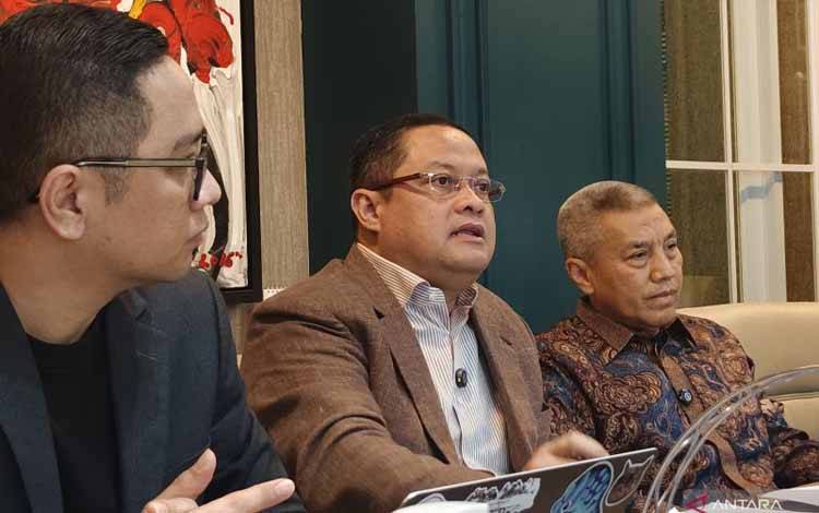 Kuasa hukum Nadiem Makarim, Ari Yusuf Amir (tengah), berbicara dalam konferensi pers di kawasan Jakarta Selatan, Selasa (9/12/2025). ANTARA/Nadia Putri Rahmani