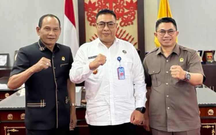 Ketua DPRD Kalteng Arton S Dohong menerima kunjungan dari Kepala BNNP Brigjen Pol Mada Roostanto (Foto : PATHUR)