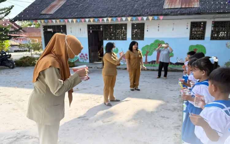 Staf Puskesmas Bukit Hindu saat menunjukan cara menyikat gigi dengan benar di TK Beringin II (Foto : IST)