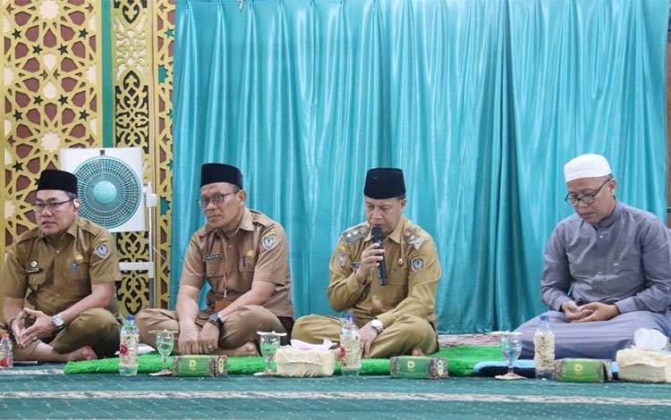 Wakil Bupati Seruyan H Supian memberi arahan pada kegiatan Siraman Rohani bagi Aparatur Sipil Negara (ASN) di lingkungan Pemerintah Kabupaten Seruyan. (Foto : Ist)