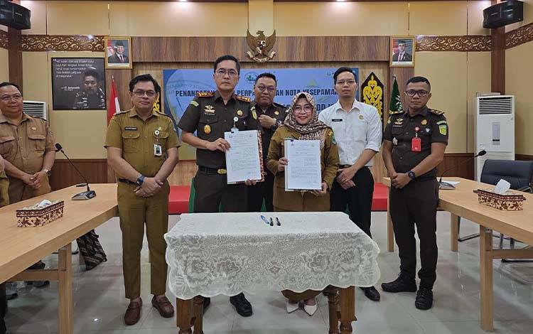 Kegiatan Penandatanganan Perjanjian Kerja Sama (MoU) antara RSUD dr. H. Soemarno Sosroatmodjo Kuala Kapuas dan Kejaksaan Negeri Kapuas telah dilaksanakan pada Senin, 19 Januari 2026 di Aula Kejaksaan Negeri Kapuas. (FOTO: Diskominfo Kps)