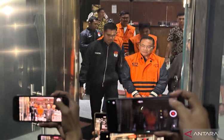 Bupati Pati Sudewo (depan) berjalan menuju mobil tahanan setelah ditetapkan sebagai salah satu tersangka kasus dugaan pemerasan dalam pengisian jabatan perangkat desa di lingkungan Pemerintah Kabupaten Pati, di Gedung Merah Putih KPK, Jakarta, Selasa (20/1/2026). (ANTARA/Rio Feisal)