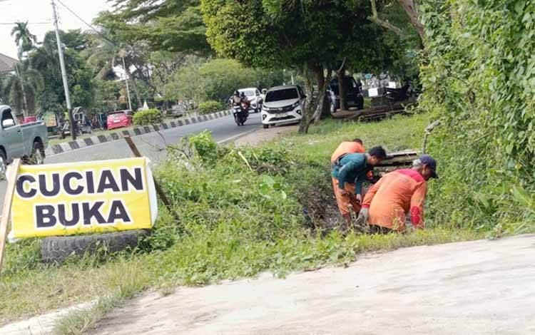 Pembersihan drainase di salah satu wilayah Kota Palangka Raya. (Foto: MARINI)