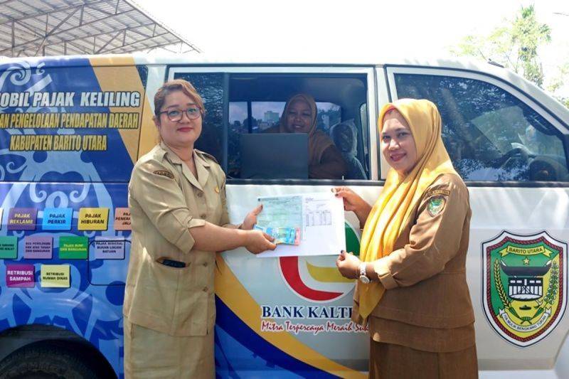 Petugas BPPD Barito Utara membuka pelayanan pembayaran Pajak Bumi dan Bangunan (PBB) dengan menggunakan Mobil Pajak Keliling BPPD. Tampak salah seorang warga membayar PBB di layanan mobil pajak keliling di Muara Teweh, Selasa (20/1/2026). ANTARA/Dokumen Pribadi