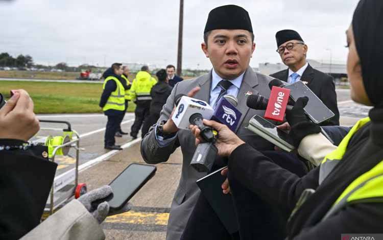 Seskab Teddy Indra Wijaya menyampaikan keterangan di London Stunsted Airpot, Kota London, Inggris, Rabu (21/1/2026), terkait agenda kunjungan kenegaraan Presiden Prabowo Subianto ke London, Inggris. (ANTARA/Galih Pradipta)