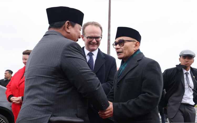 Presiden Prabowo Subianto (kiri) menyalami Duta Besar Luar Biasa Berkuasa Penuh (LBBP) RI untuk Britania Raya merangkap Irlandia dan Organisasi Maritim Internasional Desra Percaya (dua kanan) di Bandara Stansted, London, Inggris, Rabu (21/2/2026). ANTARA/Galih Pradipta.