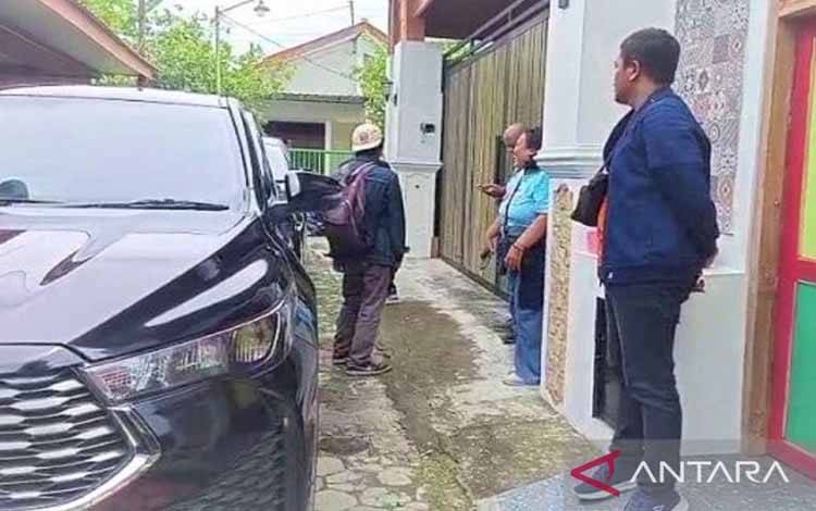 Sejumlah awar media menunggu proses penggeledahan tim KPK di depan rumah Kadis PUPR Kota Madiun Thariq Megah di Jalan Tanjung Mains XIV Madiun, Jatim, Kamis (22/1/2026). ANTARA/Louis Rika