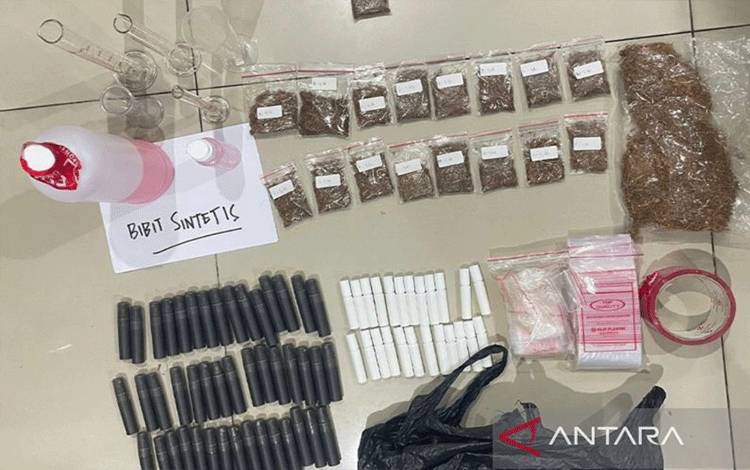 Barang bukti seperti bibit sintetis cair, tembakau sintetis, puluhan botol spray, 5 gelas takar berbagai ukuran, diamankan oleh Ditresnarkoba Polda Metro Jaya di Jalan Kedoya Raya Blok 72 Nomor 05, Kelurahan Kedoya, Kecamatan Kebon Jeruk, Jakarta Barat, Kamis (22/1/2026). ANTARA/HO-Humas Polda Metro Jaya