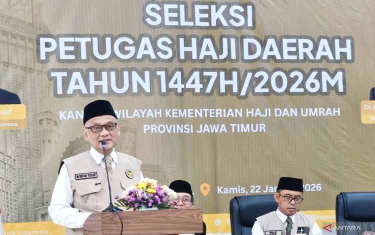 Menteri Haji dan Umrah Republik Indonesia Mochamad Irfan Yusuf (kiri) memberi sambutan saat pembukaan Seleksi Petugas Haji Daerah 2026 di Asrama Haji Surabaya, Jawa Timur, Kamis (22/1/2026). ANTARA/Naufal Ammar Imaduddin