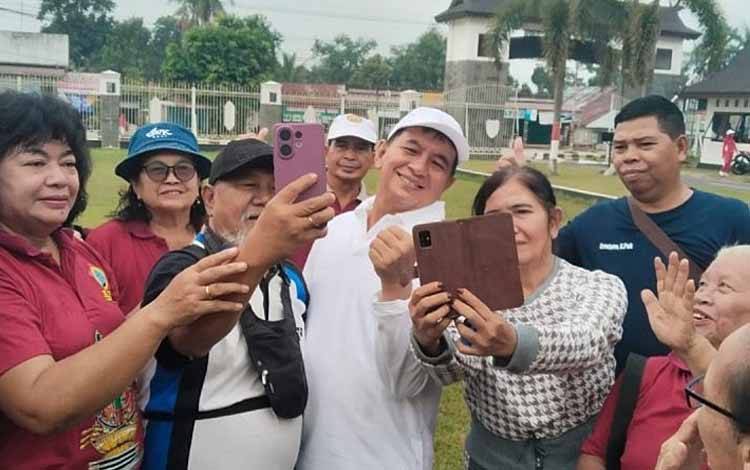 Bupati Barito Timur, M Yamin, berswafoto dengan para pensiunan ASN usai mengikuti senam bersama, di halaman Rumah Jabatan Bupati Barito Timur, Sabtu, 24 Januari 2026. (FOTO: AGUSTINUS BOLE MALO)