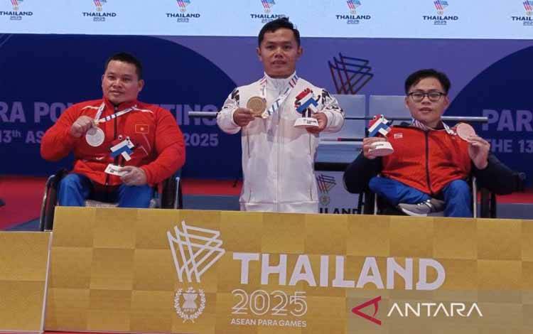 Ilustrasi - Atlet para angkat beban Indonesia Hilman (tengah) memamerkan medali emas pertama untuk tim para angkat beban (para powerlifting) Indonesia, dalam ASEAN Para Games 2025 Thailand, di Convention Hall, The Centre Point Hotel Korat, Nakhon Ratchasima, Kamis (22/1/2026). ANTARA/Donny Aditra