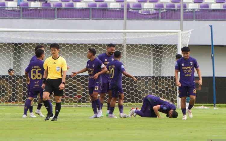 Arsip foto - Pesepak bola Persita Tangerang berselebrasi setelah berhasil menjebol ke gawang Borneo FC pada pertandingan BRI Super League di Stadion Indomilk Arena, Kabupaten Tangerang, Banten, Jumat (9/1/2026). Persita Tangerang menang atas Borneo FC dengan skor 2-0. (ANTARA FOTO/Ilham Herda Fauzi/foc)