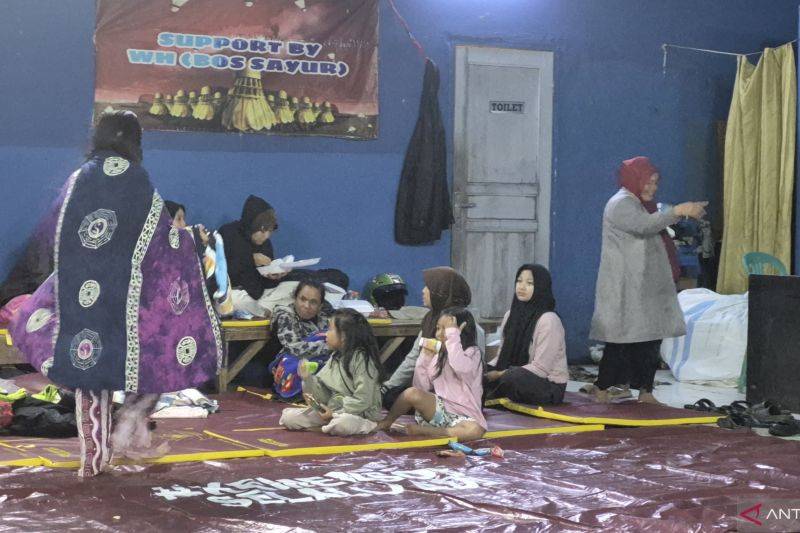 Suasana pengungsian di Kantor Desa Pasirlangu Cisarua, Kabupaten Bandung Barat pada Sabtu (24/1/2026). ANTARA/Ilham Nugraha