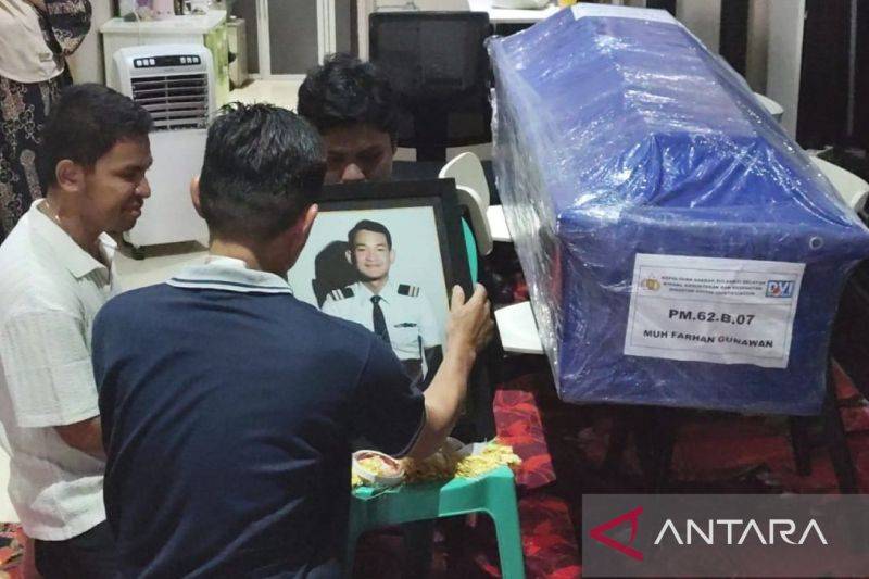 Sejumlah kerabat memasang foto dan persiapan ruangan untuk tamu melayat usai peti jenazah Muhammad Farhan Gunawan korban kecelakaan pesawat ATR 42-500 tiba di rumah duka, Jalan Urip Sumoharjo, Lorong II, Perumahan Graha Kencana nomor B5, Kecamatan Panakukan, Makassar, Sulawesi Selatan, Sabtu (24/1/2026). ANTARA/Darwin Fatir.