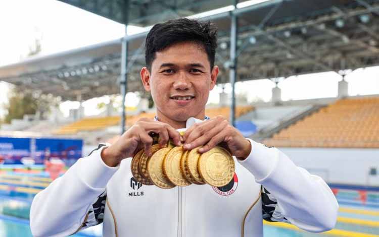 Perenang para renang Indonesia Jendi Pangabean memperlihatkan medali-medali emas yang direbutnya di ASEAN Para Games 2025. (NPC Indonesia)
